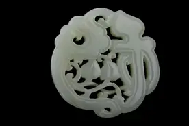 女婿送的玉牌，丈母娘没看上，拿去鉴宝，专家鉴定后顿时笑开花图片