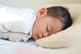 11个月男婴被送进幼儿园，老师不仅细心照顾，还贴钱买奶粉、衣服和玩具图片