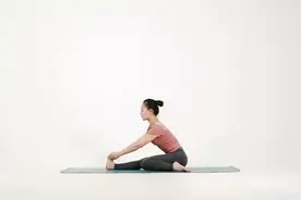 坐着向前趴上5分钟，腹部小了臀部翘了，这个动作太厉害了图片