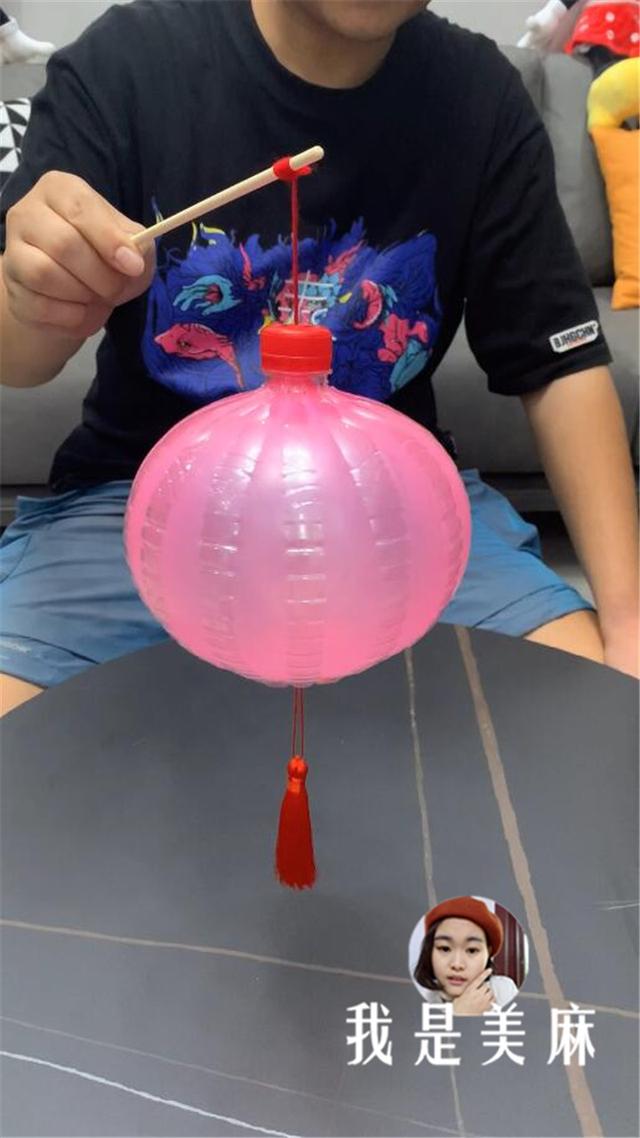 一分钟教你做一个好看的手工灯笼,制作过程非常简单,先收藏了
