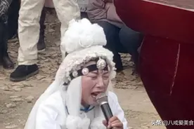 河南女子哭灵为业，一年哭70多场磕头上万次，亲朋聚会很少被邀请图片