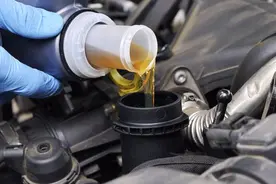 车子保养完以后，要把机油桶要回来，经常有司机因此而吃亏图片