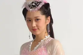 回首《刁蛮公主》，吊带裙短裙露出肚脐服装，现在不得“骂死”了图片
