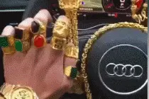 搞笑GIF：我不装了，摊牌了这个车就是我的图片