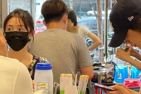 21岁谋女郎刘浩存吃小餐馆，穿镂空上衣秀美背，油发成绺接地气图片