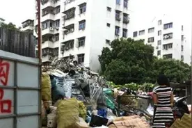 拾荒老人3毛卖掉一铁疙瘩，废品老板水洗净后，转手竟卖了260万图片