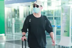 李现对凉鞋配袜子情有独钟？黑T+五分短裤潮酷有型，男友力爆棚图片