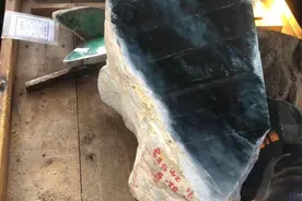 翡翠原石到成品的过程图解。图片