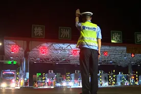 揪心！1岁女童吃奶片被卡，株洲高速交警火速送医图片