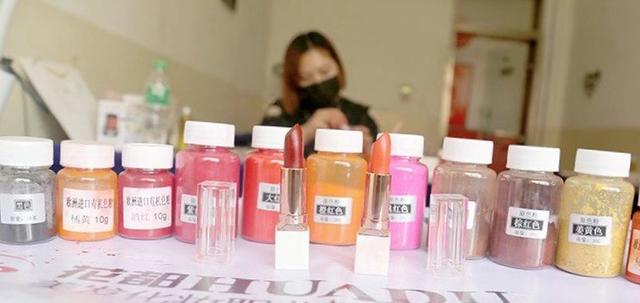 "自制口红"的危害大解析！妈妈，我再也不敢用自制口红了