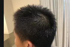 如何在这么短的头发是怎么漂发不会碰到头皮，看色彩师操作图片