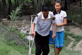 9岁女孩照顾农村瘫痪养父，亲生父母来相认，答：我只有一个爸爸图片