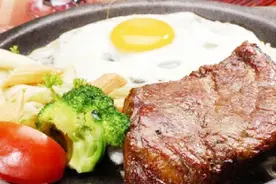 牛排里的溏心蛋你会直接吃吗？教你2种吃法，一看就是内行人视频封面