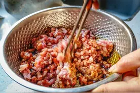 调肉馅，是先放水还是先放油？做对这一步，馅料香气四溢图片