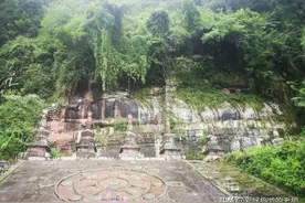 曾经十分红火的四川景区，如今被废弃，荒草丛生残存的景色却很美图片