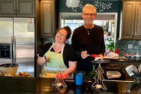 美国40岁剩女和67岁房东相恋3个月就订婚，未婚夫比岳父还大图片