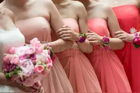 趣味GIF:给伴娘戴胸花，我的手是颤抖的，但我的心更颤图片