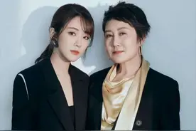 张凯丽母女俩拍大片，穿西装配缎面衬衫好贵气，女儿五官挺像妈妈图片