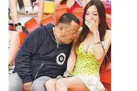 “港圈大佬”曾志伟的发迹史，曾因“盯胸门”毁誉参半图片