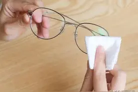 眼镜怎么擦都模糊？那是你方法不对，注意这2点眼镜立马干净明亮图片