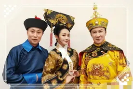 46岁曹颖晒古装造型，脸部凹陷笑容僵硬，儿子曾被指撞脸王一博图片