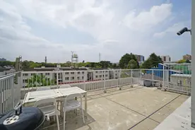 小夫妻回到老家盖栋3层小楼，顶楼露台吹风赏景，不比别墅差图片