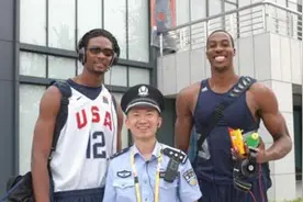 球员和普通人体型差距有多大？看合影就知道，违和感满满图片