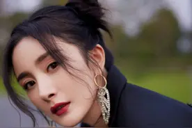 杨幂化身黑暗小精灵，双丸子头俏皮可爱，黑丝袜搭配厚跟鞋超时髦图片