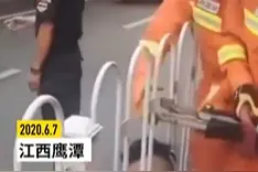 男子过马路抄近道头卡护栏，救援现场大叫痛痛痛图片