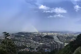 昨天下午，高考一结束又见彩虹！爱心送考不停步，守护考生赶考路图片