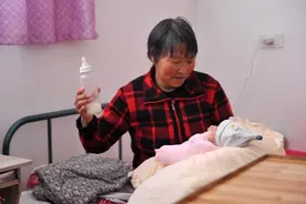 “隔辈”溺爱是祸害，只因尝了口牛奶，爸爸无奈赶孩子奶奶回老家图片