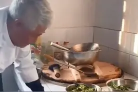 赵本山弯腰驼背擦灶台，宋小宝袖手旁观被怒怼，师父护短宋小宝？图片