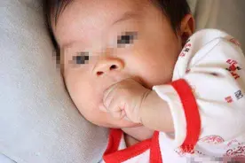 6个月婴儿一直紧握拳头，奶奶发现不对劲送去医院，医生：晚了图片