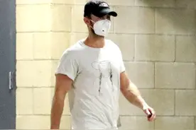 切斯·克劳福出来囤货啦，汗衫搭绿短裤，居家男人必备造型图片