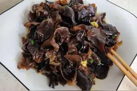 凉拌黑木耳好吃的关键是料汁调得好，香辣酸爽，口感脆嫩，特好吃图片