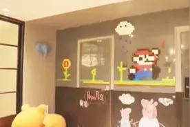 客厅空间并不大却有四五个门，设计师绞尽脑汁想出的对策是什么？视频封面