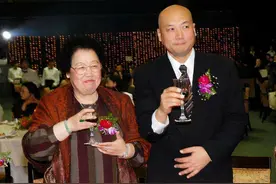 “唐僧”爱妻身价530亿成最高龄富豪，夫妻结婚30年伉俪情深图片