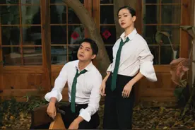 李晟晒与李佳航情人节大片，结婚5年自侃：越处越像一个营的兄弟图片