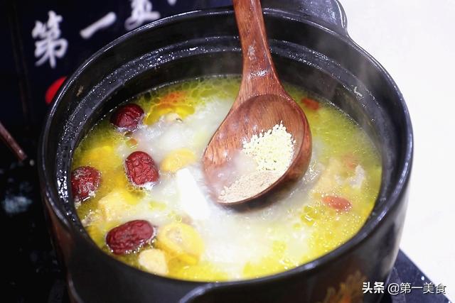 炖鸡汤时，先焯水还是直接炖？教你正确方法，鸡汤鲜嫩好喝没腥味