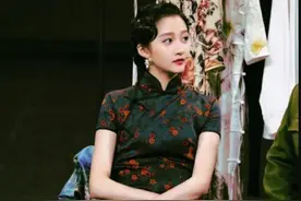 关晓彤减肥直播吃汉堡，身高170体重90斤，想瘦照着她吃就行图片