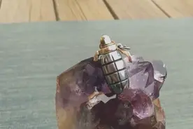 小伙用螺丝材料全手工制造手雷弹模型钥匙扣视频封面