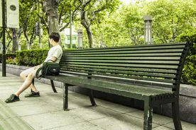 被富婆“包养”的男人们：其实，你的内心，也在嫌弃你自己图片