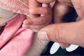 余文乐官宣王棠云二胎产女，父女牵手超有爱，发文时间点似有深意图片