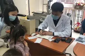 被砍伤114天后，抚州籍医生陶勇恢复出诊！图片
