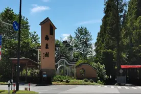 这组图片来自一个普通小山村村口，路过觉得美，就随手拍了图片