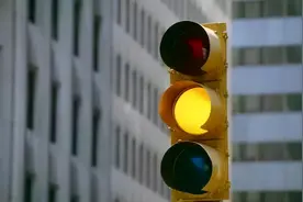 黄灯最后一秒通过停止线，算闯红灯吗？交警：分情况讨论图片