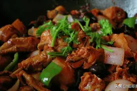 每日美食分享：家里都爱吃的铁锅炖鸡，每次煮都一点不剩图片