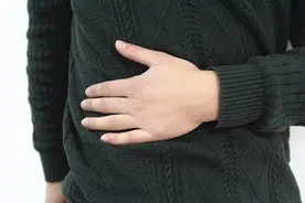 肝不好的人，屁会变多？自查身体是否出现4个异常，提前护肝图片