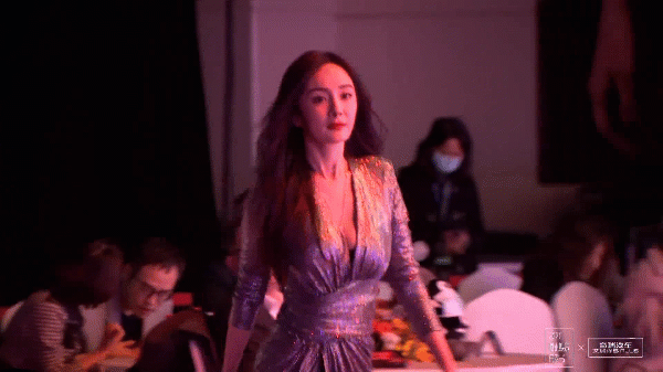 鹅厂盛典红毯：杨幂事业线太抢镜，李沁贵族范，闫妮模样大变图片