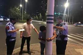 醉酒男子抱着电线杆不走 沧州巡警通知朋友安全送回家图片